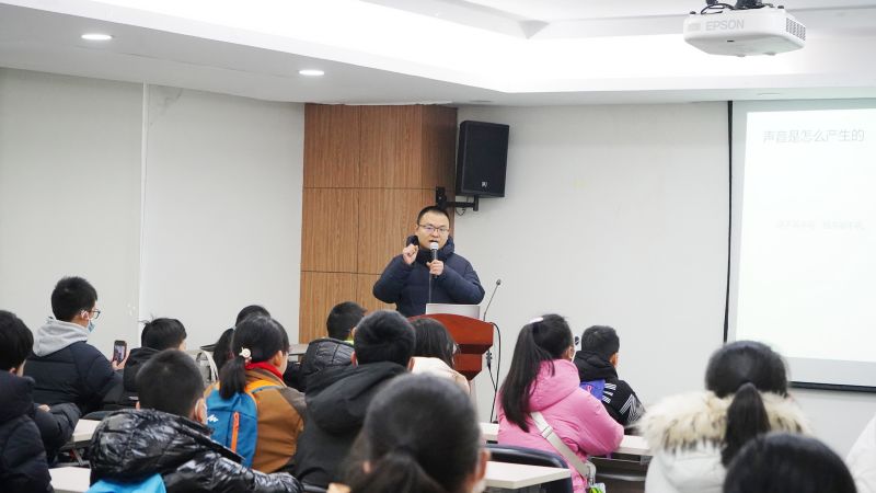 講座中，聲學(xué)專家辜磊與學(xué)生們進(jìn)行互動交流